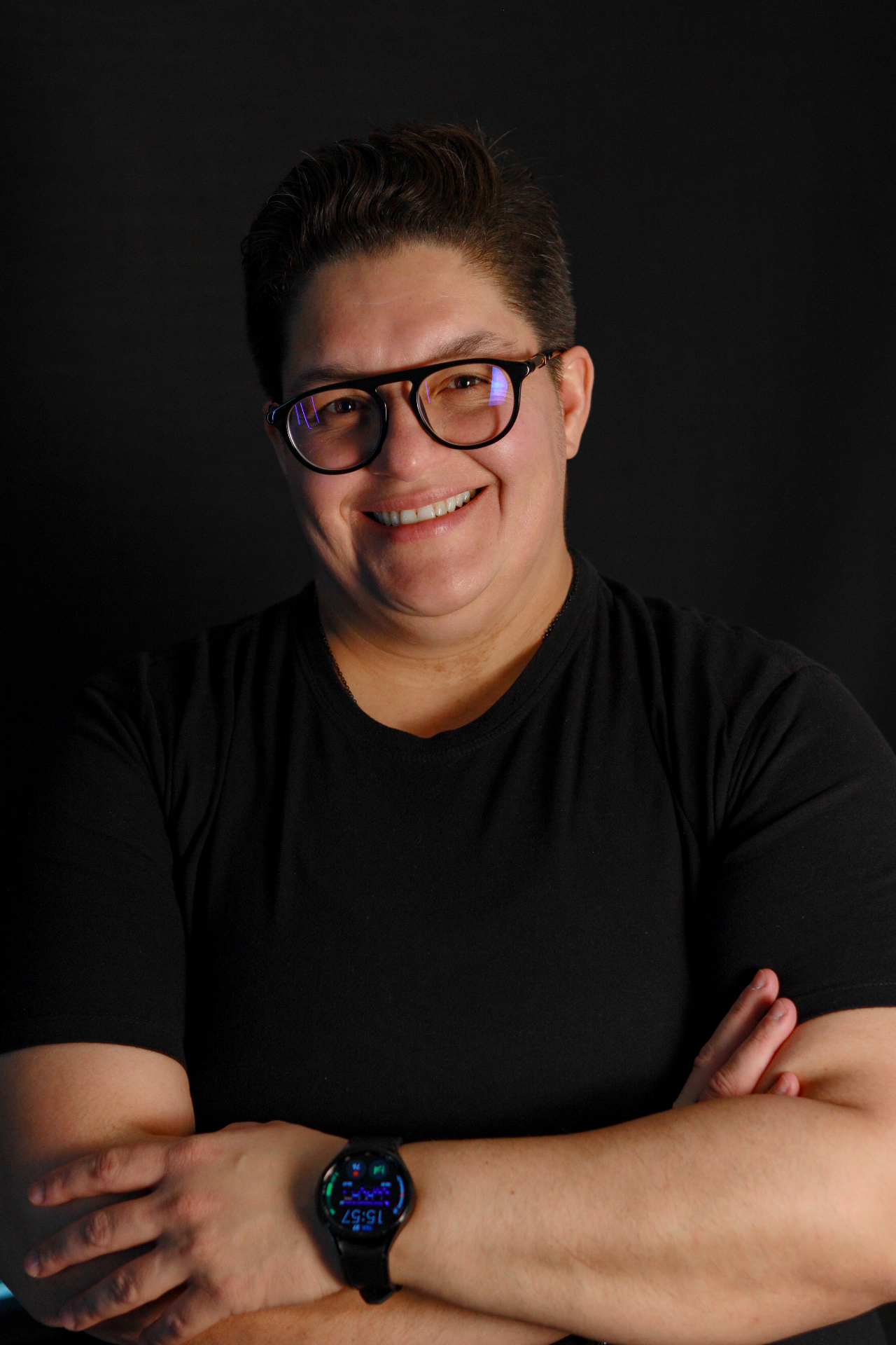 Leilaine Campioto sorrindo, retrato de fechamento do mídia kit